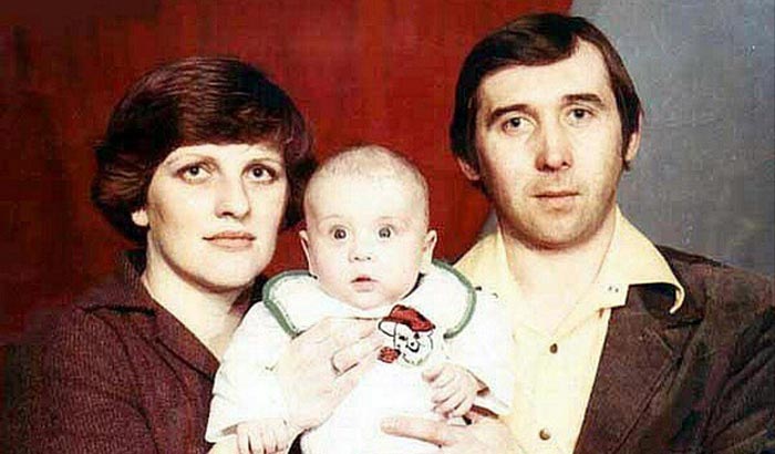 Александр Кержаков в детстве с родителями