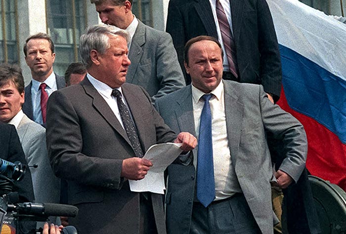 Александр Коржаков и Борис Ельцин во время ГКЧП