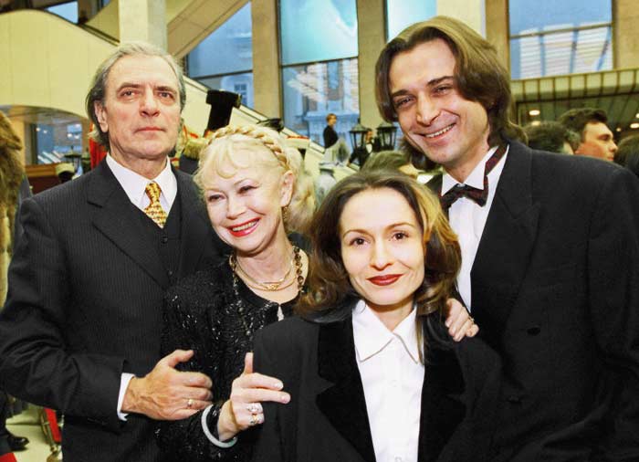 Александр Лазарев старший и Светлана Немоляева с сыном и невесткой