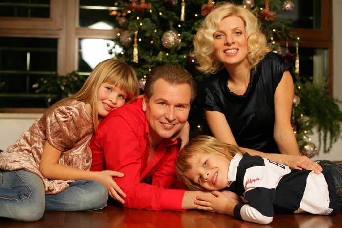 Александр Малинин и третья жена Эмма с детьми