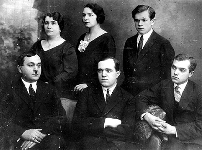 Александр Александров с женой и сыновьями