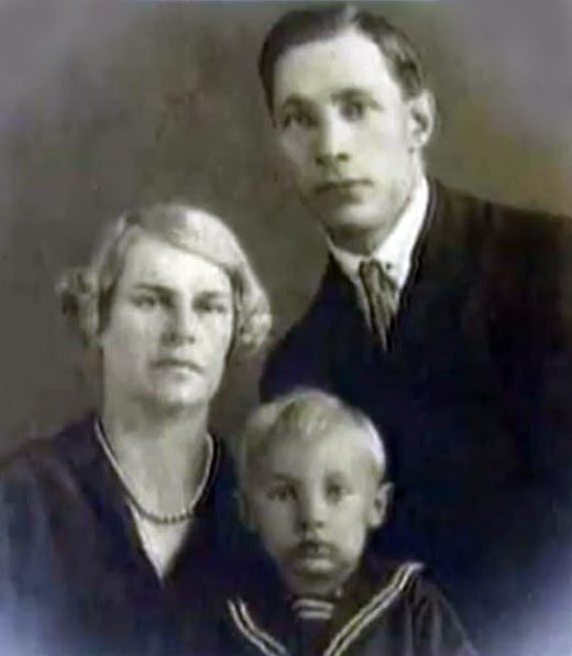 Александр Зацепин в детстве с родителями