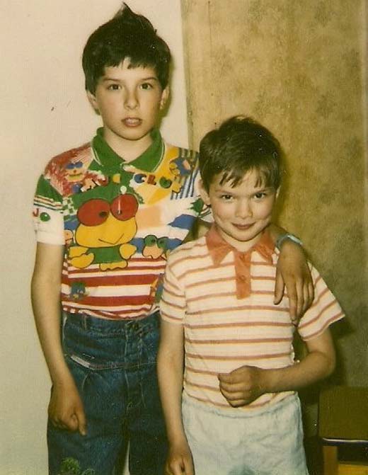 Алексей Коряков в детстве с братом