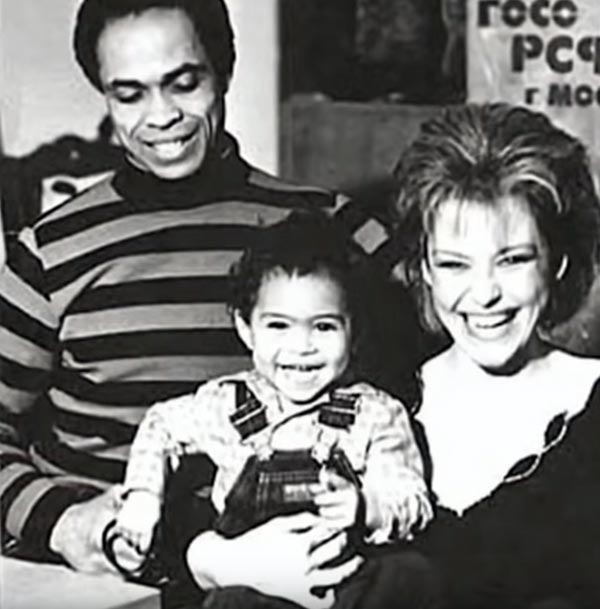 Анастасия Кормышева в детстве с Ириной Понаровской и Вейландом Роддом