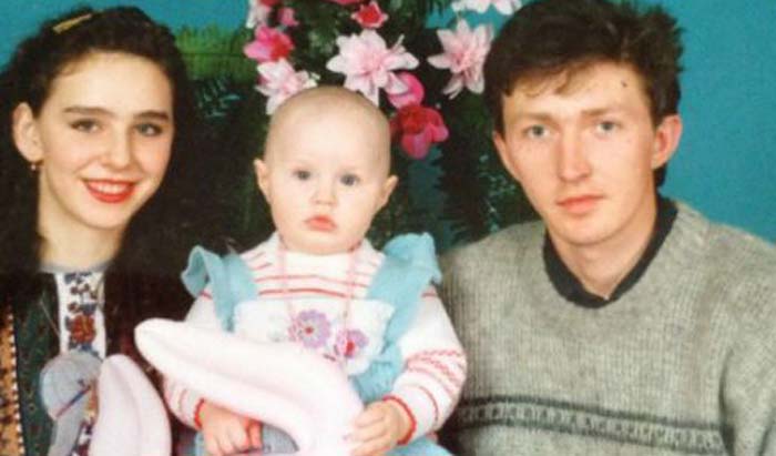Анастасия Костенко в детстве с родителями