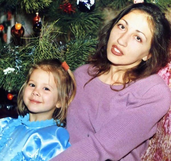 Анастасия Кожевникова в детстве с мамой