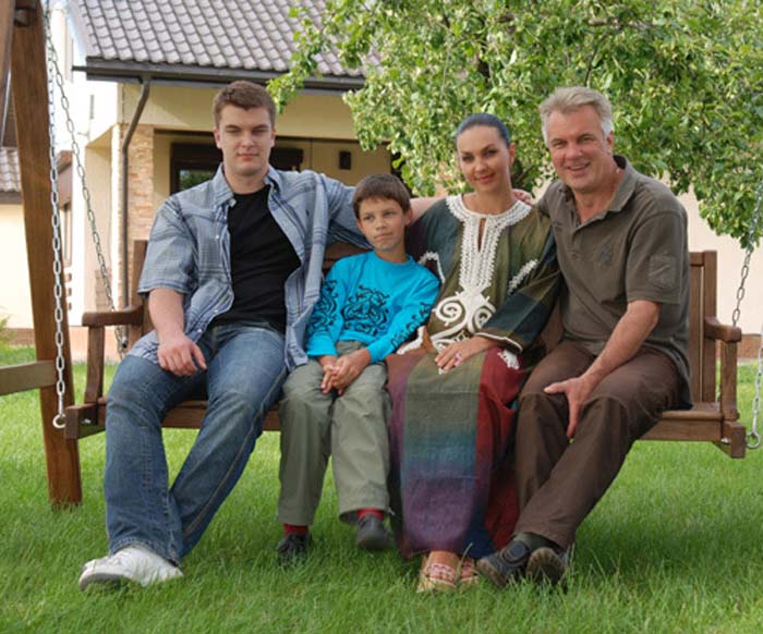 Анатолий Котенёв с женой и сыновьями