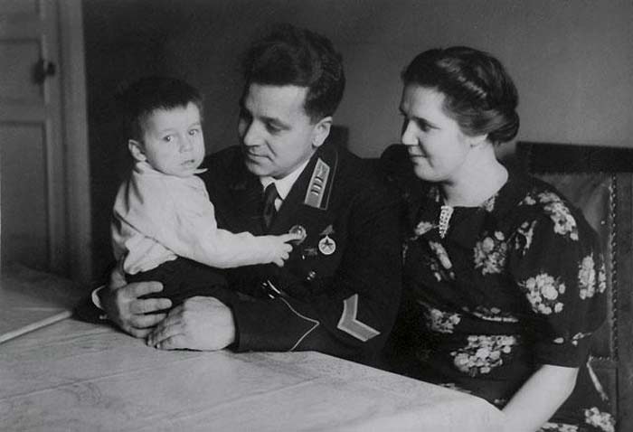 Анатолий Ляпидевский с женой и сыном