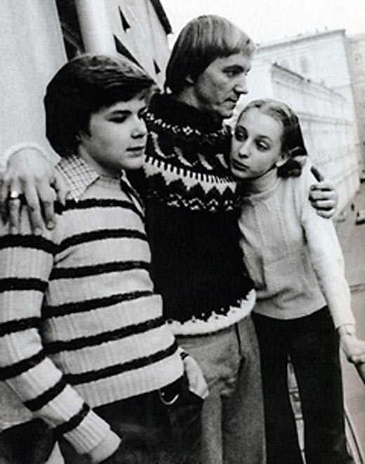 Андрис Лиепа в детстве с отцом и сестрой