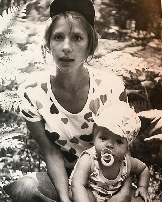Анна Нахапетова в детстве с Верой Глаголевой