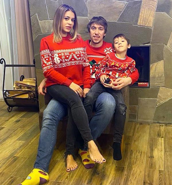 Антон Бурдасов с женой и сыном