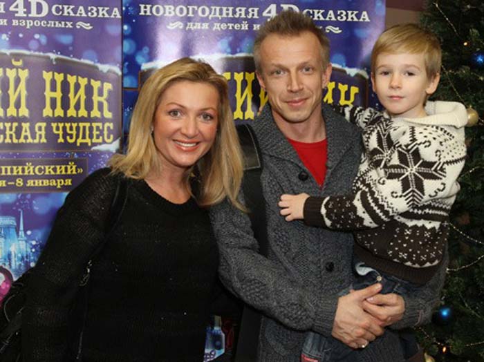 Антон Комолов с женой и сыном