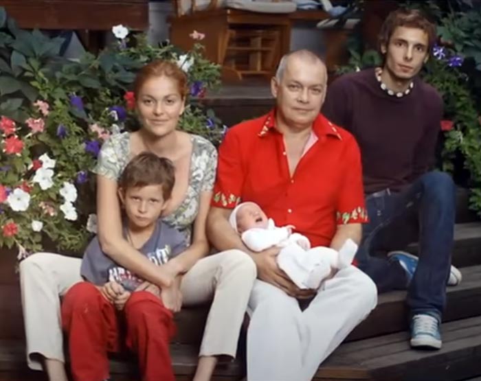 Дмитрий Киселев с семьей