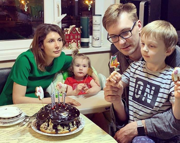 Егор Колыванов с женой и детьми