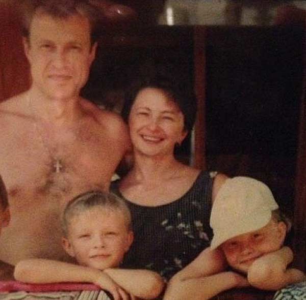Егор Крид в детстве с родителями и сестрой