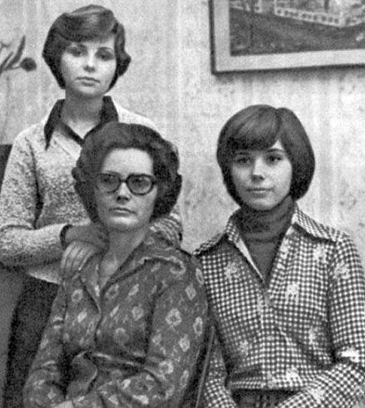 Елена Гагарина в юности с мамой и сестрой