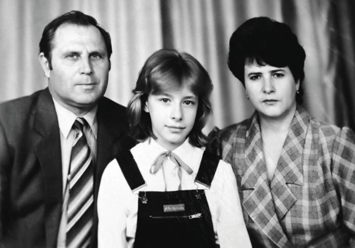 Елена Кравец в детстве с родителями