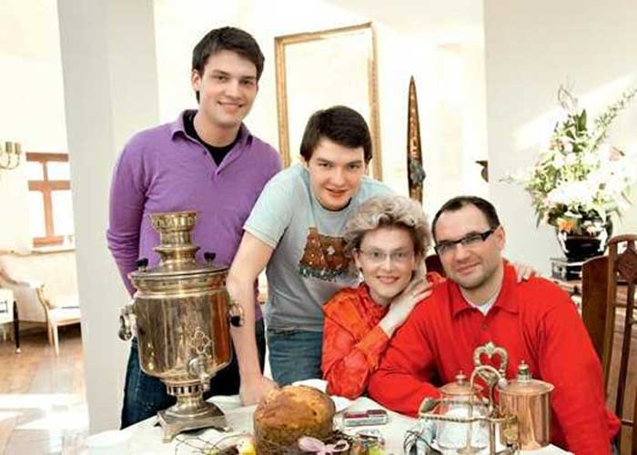 Елена Малышева с мужем и детьми 2