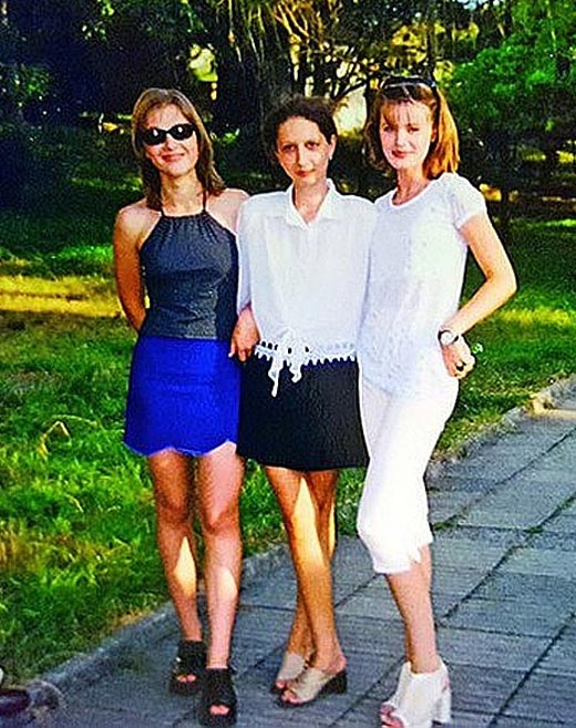 Элеонора Кондратюк с подругами