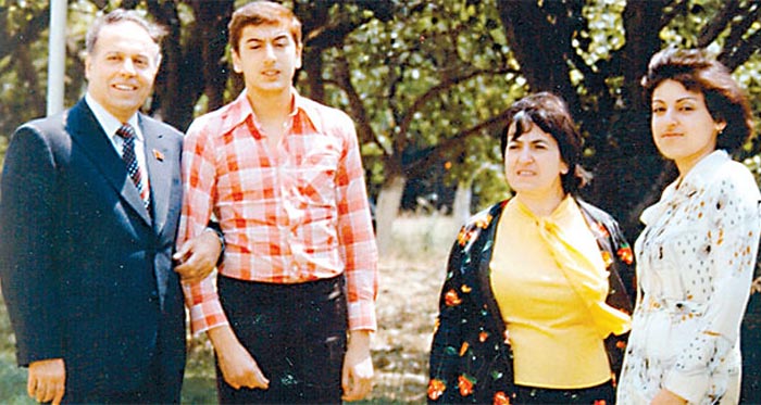 Гейдар Алиев с женой и детьми 2