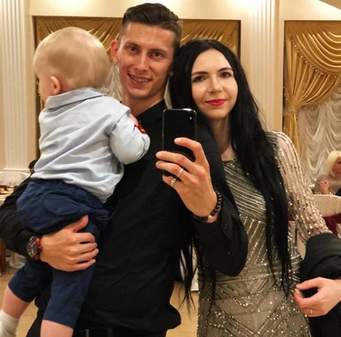 Илья Кутепов с женой Дианой и сыном