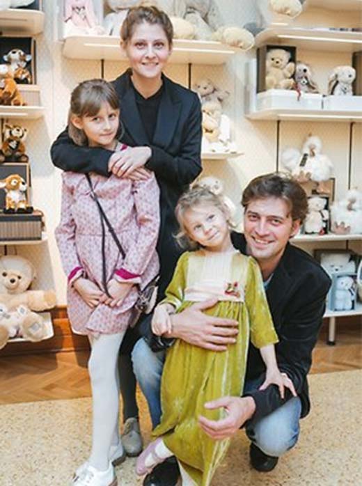 Иван Колесников и Лина Раманаускайте с дочерьми