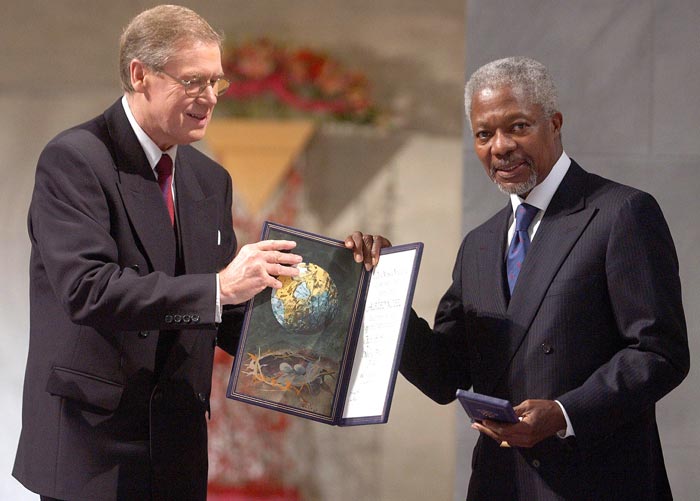 Кофи Аннан получает Нобелевскую премию