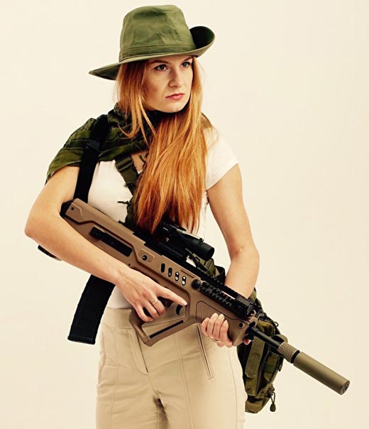 Мария Бутина с оружием
