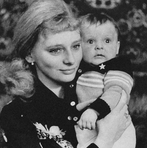 Марина Анисина в детстве с мамой