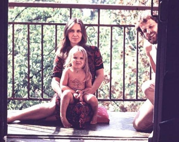 Мария Макарова в детстве с родителями