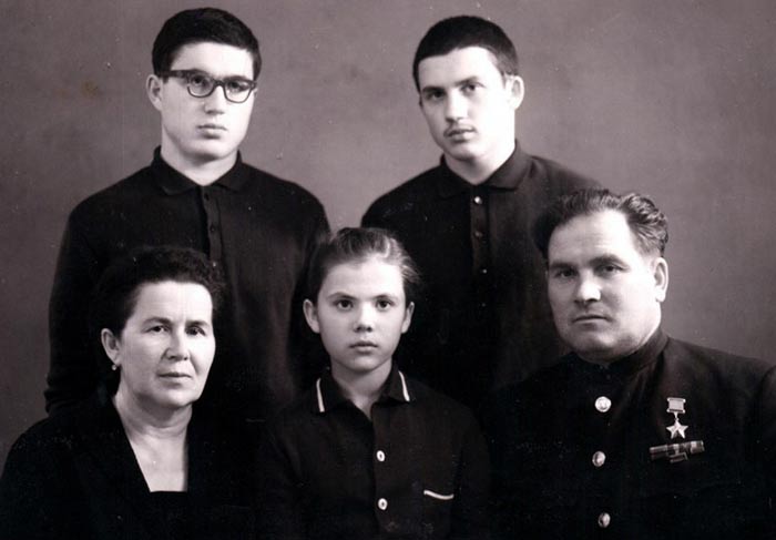 Михаил Девятаев с семьей