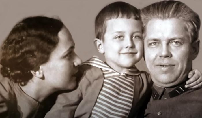 Михаил Любимов в детстве с родителями