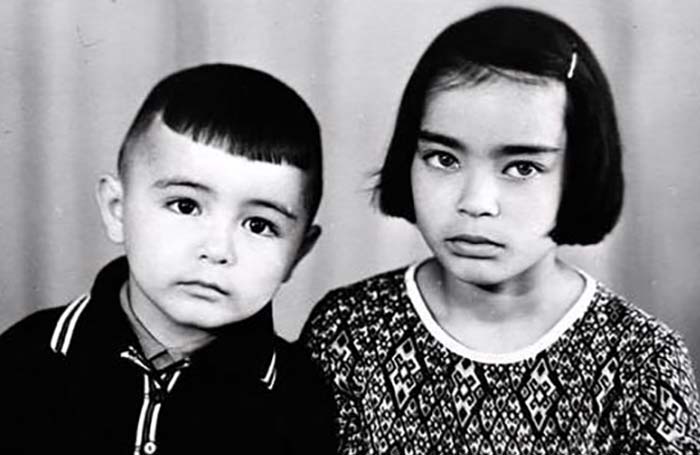 Мурат Насыров в детстве с сестрой