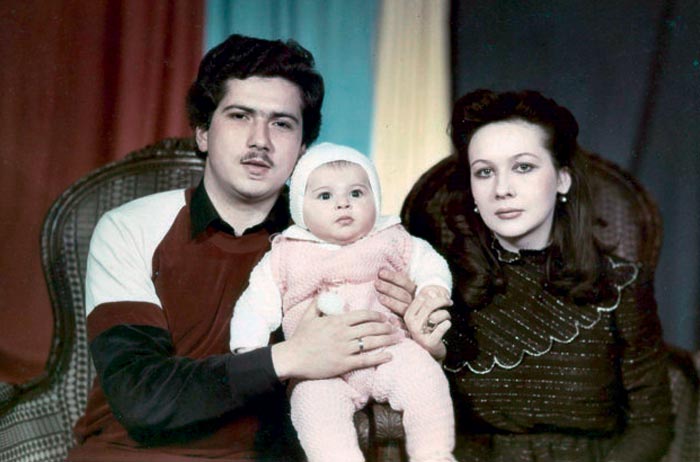 Наиля Аскер-заде в детстве с родителями