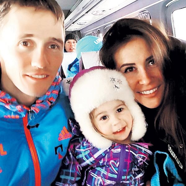 Никита Крюков с женой и дочерью