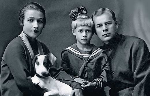 Нина Архипова в детстве с родителями
