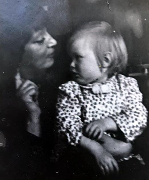 Полина Невзорова в детстве с мамой
