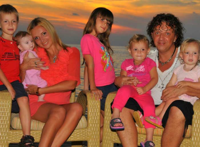 Рома Жуков с женой и детьми