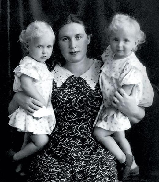 Сёстры Зайцевы в детстве с мамой