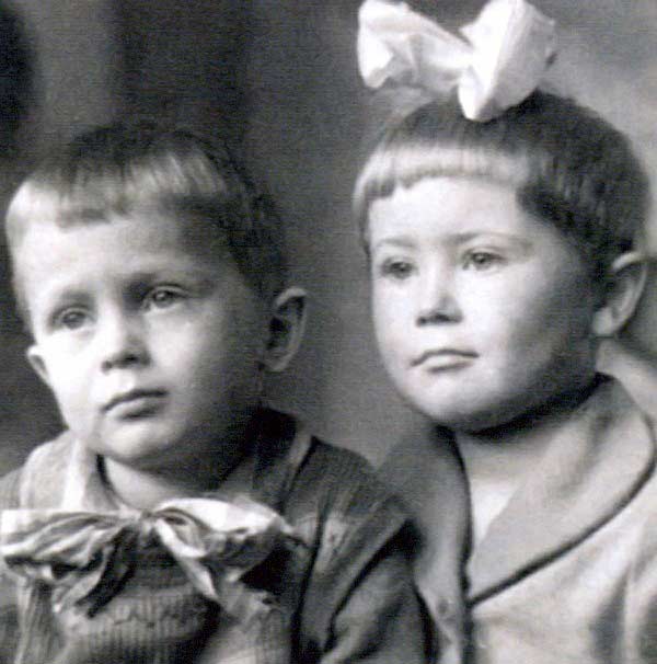 Светлана Немоляева в детстве с братом