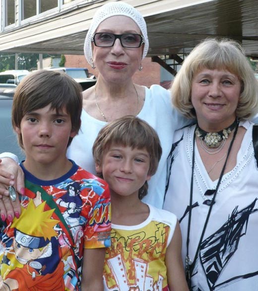 Татьяна Калистратова с внуками и Инной Чуриковой