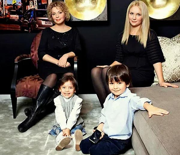 Татьяна Кочемасова с дочерью и внуками