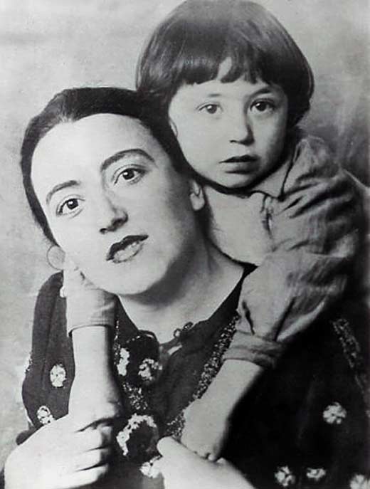 Вахтанг Кикабидзе в детстве с мамой