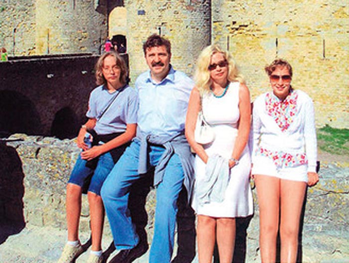 Валерий Комиссаров с женой и дочерьми