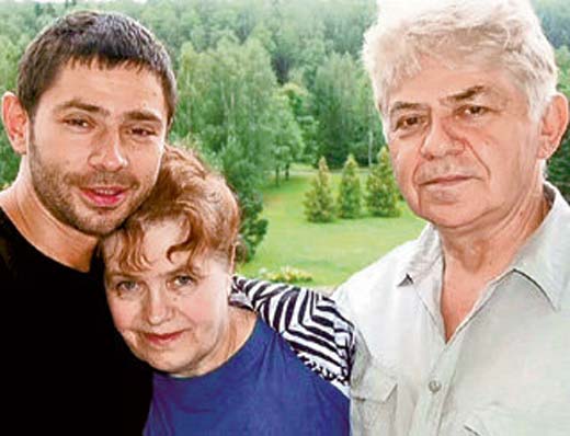 Николаев с родителями