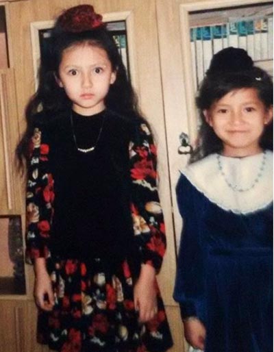 Виктория Ди в детстве с сестрой
