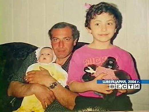 Виталий Калоев с погибшими женой и детьми 2