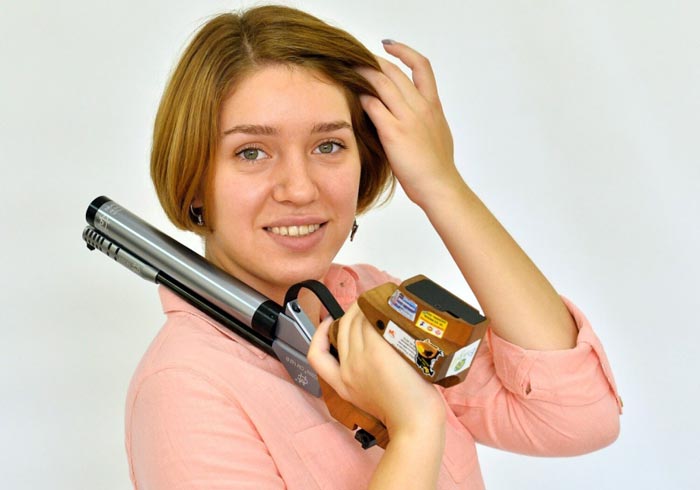 Виталина Бацарашкина с пистолетом