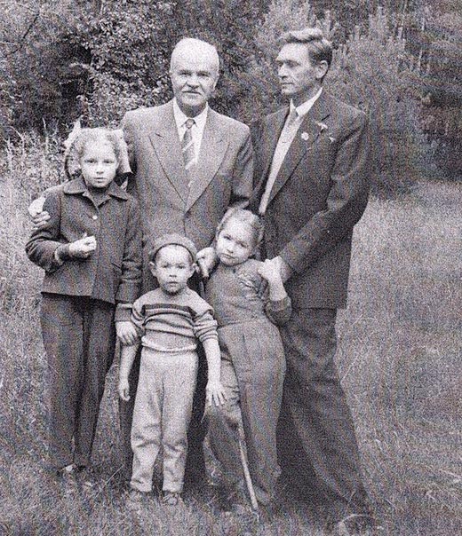Вячеслав Никонов в детстве с отцом и дедом