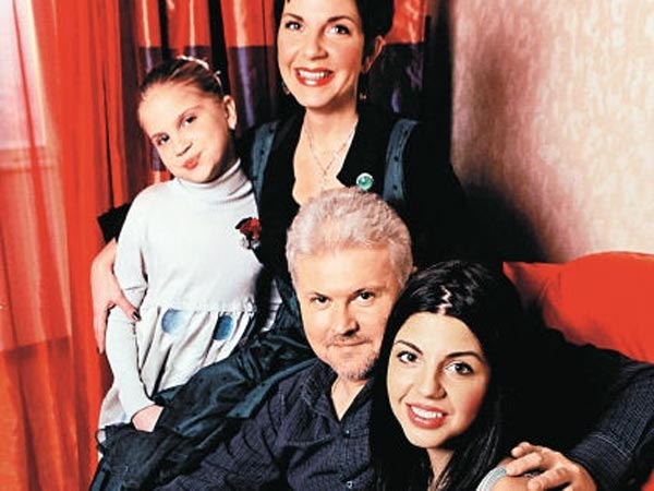 Вячеслав Невинный младший с женой и дочерьми